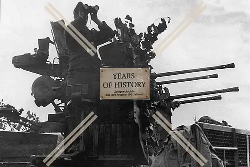 Foto Vierling Flak Soldat mit Fernrohr beobachtet 