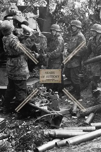 Foto Soldaten in Tarnkleidung Geschütz Flak Geschoss nachschieben
