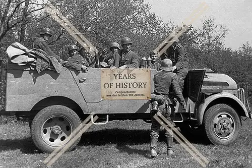 Foto Soldaten der Wehrmacht mit Fahrzeug