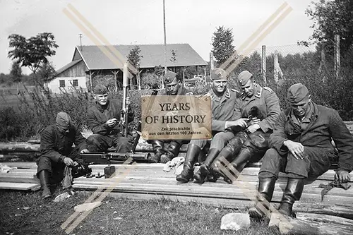 Foto Soldaten Luftwaffe Waffenpflege MG Karabiner und vieles mehr