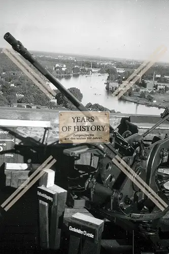 Foto Frankreich Luftwaffe mit kleiner Flak Stadt am Fluss