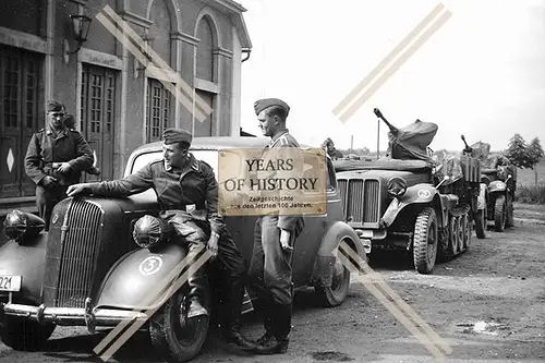 Foto Soldaten Frankreich Luftwaffe Sdkfz mit Flak und Fahrzeuge