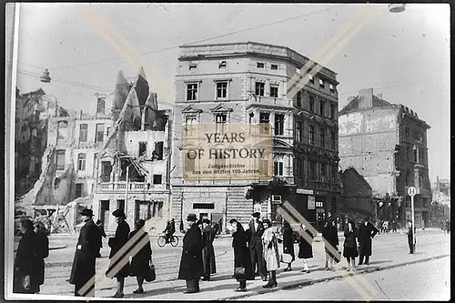 Foto Köln 1944-46 zerstört Menschen stehen an Bushaltestelle Trümmer Haus Ge