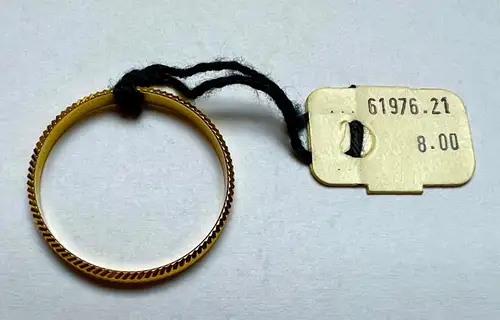 alter Ring 70er Jahre in Goldfarbe mit Verkaufsschild Aufschrift Petra Größe 66