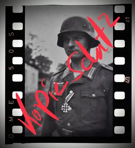 Negativ 4x3,5 cm Portrait, Soldat mit Stahlhelm Italien Frankreich 1943-45