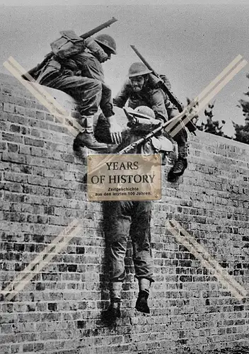 Foto englische Soldaten Überquerung eine Mauer