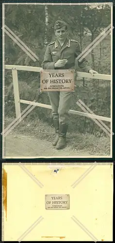 Orig. Foto Soldat Luftwaffe Foto am Zaun 18×12cm