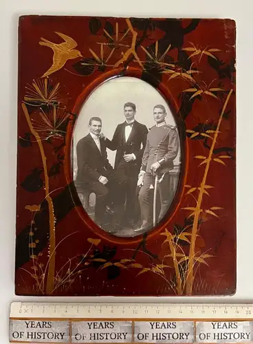 Foto 3 Brüder von 1898 im Rahmen 24x19x1,5cm Soldat Uniform Säbel Schulterklappe