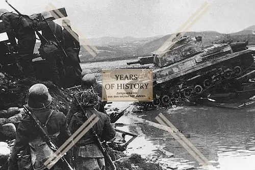 Foto Panzer Tank Soldaten eingebrochene Brücke 1943