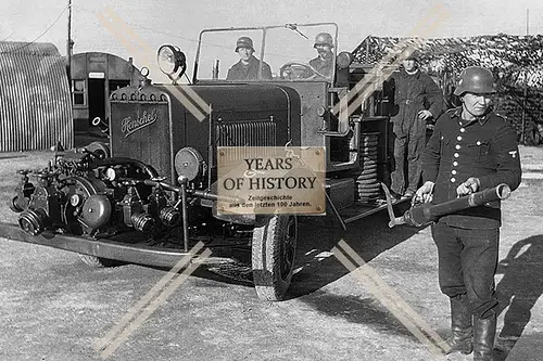 Foto Feuerwehr mit Fahrzeug Henschel im Einsatz 1940