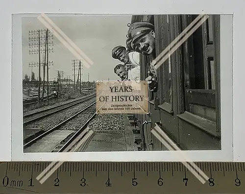 Orig. Glas Dia 1.WK Soldaten mit Zug an die Front Belgien Frankreich