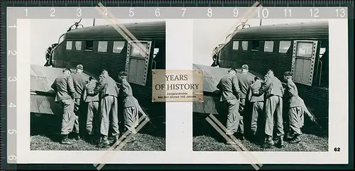 Stereo Foto  Flugzeug Airplane Fallschirmjäger studieren auf der Karte ihre Ei