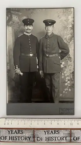 CAB Foto 2 Soldaten Seitengewähr Schirmmütze Koppel 1905-10 Petersdorff Berlin