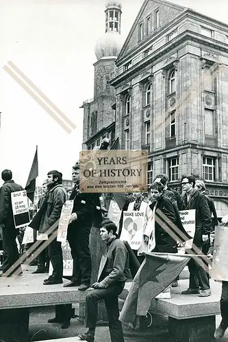 Foto Dortmund 1966 Vietnamkrieg Protest Junge Leute Schilder Plakate und vieles