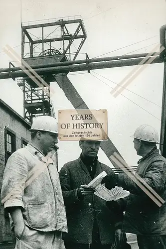 Foto Dortmund Zeche Bergwerk Fördertürme Besprechung der Kumpel vor Schacht G