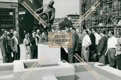 Foto Dortmund Alter Markt am Bläserbrunnen 1960-70 bronzene Figur des Bläsers