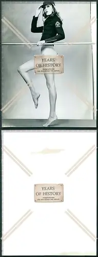 Pressefoto 22×18 cm Hübsche junge Dame an Reckstange um 1960 Werbung Kleidung