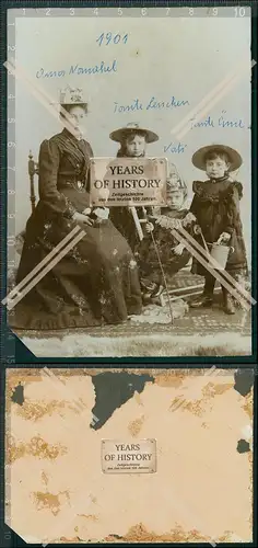 Foto 1901 kleiner Junge mit Pickelhaube Mädchen mit Spielzeug uvm.