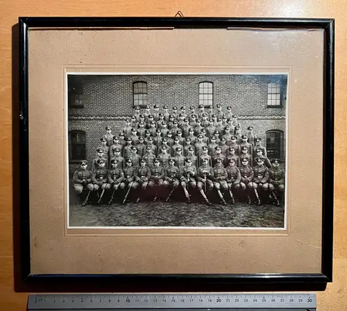 Foto im Holzrahmen Glas 34x28 cm Infanterie-Regiment Gumbinnen Schulterklappe 22