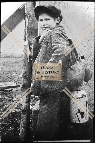 Foto Köln 1944-46 Junge  Milchkanne sucht Essen