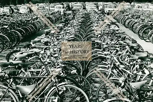 Foto Dortmund Innenstadt Fahrrad Parkplatz mit hunderten von Fahrrädern 1967-6