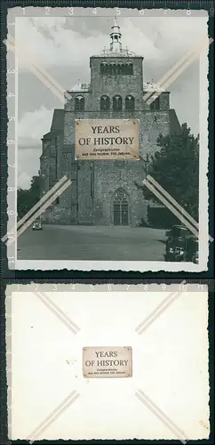 Foto  Kirche mit Vorplatz Pkw Autos Oldtimer um 1930