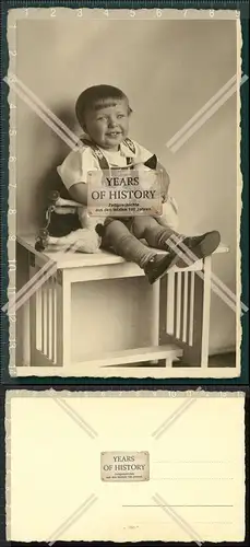 Orig. Foto Kind Junge Lederhose Latzhose mit Stofftier auf Tisch sitzend