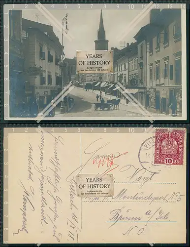 Foto AK Villach Kärnten Österreich 1918 gelaufen Straßenansicht mit Geschäf