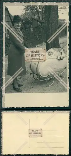 Foto AK junge Dame 1940 mit modernen Kinderwagen Kind Mantel und Hut