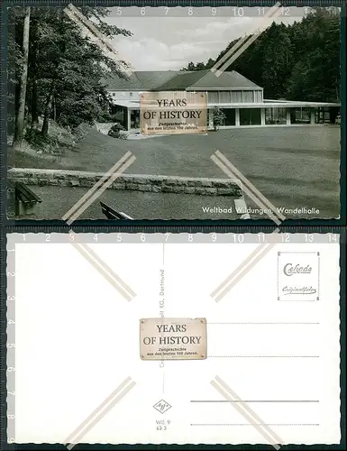Foto AK Welt Bad Wildungen Wandelhalle Vorplatz mit Rasen Grünfläche 