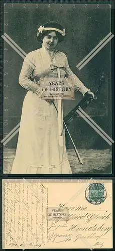 AK Frau mit Geige im Kleid und Haarschmuck