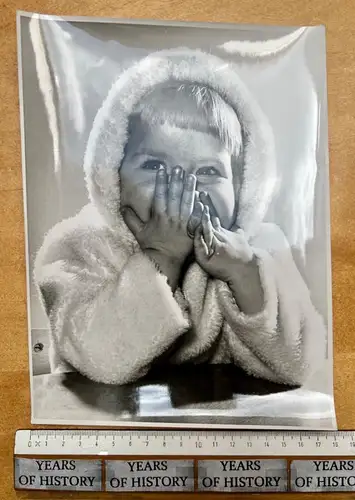 Pressefoto 23 x 18 cm Lachendes Kind Mädchen Teddyjacke mit Kapuze Aufnahme 1950