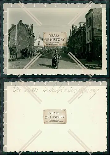 Orig. Foto Holland Belgien Stadt Soldaten Gefecht Pferde Kutsche Motorrad