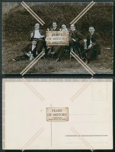 Foto AK 1913 Studenten Studentika Bierkrug mit Deckel am Tisch sitzend Gruppe