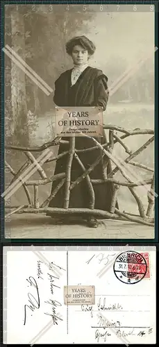 Orig. Foto AK  feine Dame Fräulein Mädchen steht vor einen Zaun gelaufen 1910