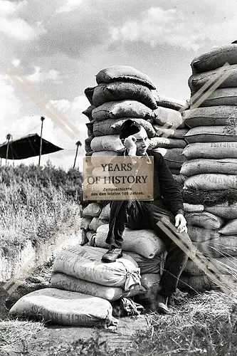 Repro Foto Sandsack Bunker Shelter 