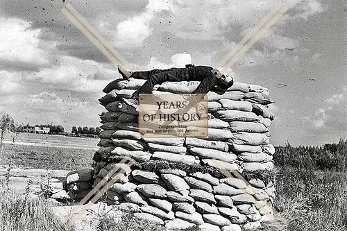 Repro Foto Sandsack Bunker Shelter 