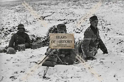 Repro Foto Soldaten MG Schützen im Graben