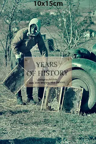 Repro Farb Foto no Original Soldat mit Gasmaske Bienen Imker Don Kuban Terek Kau