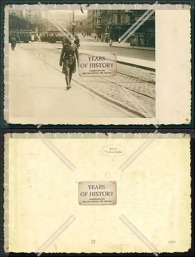 Orig. Foto AK Soldat zu Fuß 1941 Straßenbahn Stadt Ansicht Straße wo?