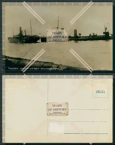 Foto AK 1.WK Torpedoboot untersucht und Kapert dänischen Dampfer