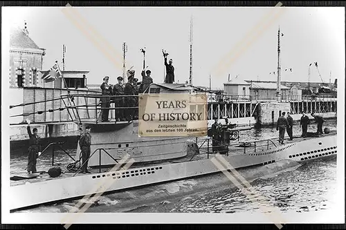 Foto Unterseeboot U-Boot U 93 unter Claus Korth im Hafen grüßende Mannschaft