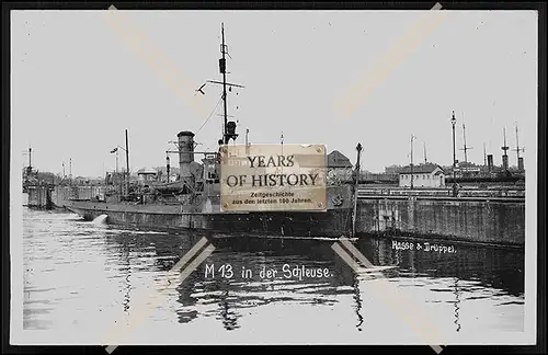 Foto M 13 in der Schleuse Minensuchboot Minenräumboot Böcke 1. WK ab 1914 Kai