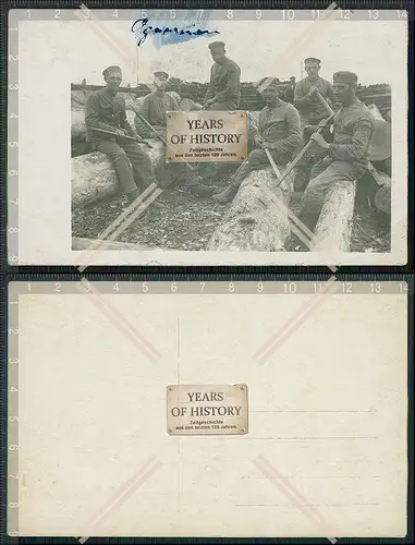 Foto AK 1. WK Deutsche Soldaten Baumstämme schälen Sägewerk Ostfront 1916