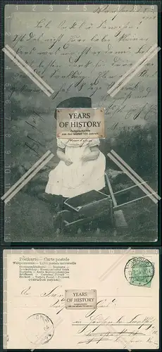 AK Mädchen mit Hut Kleid Schubkarre 