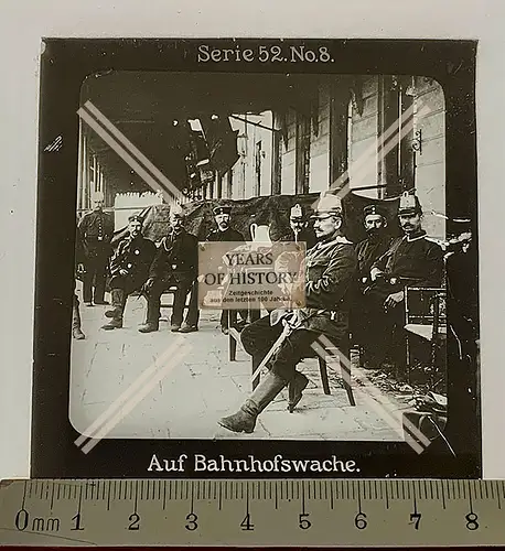 Orig. Glas Dia 8x8 cm Soldaten auf Bahnhofswache