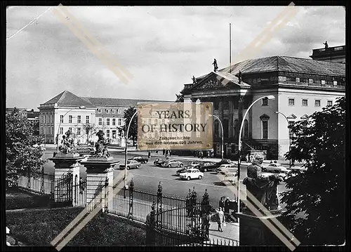 Foto Berlin Unter den Linden Staatsoper Passanten PKW DDR Operncafe