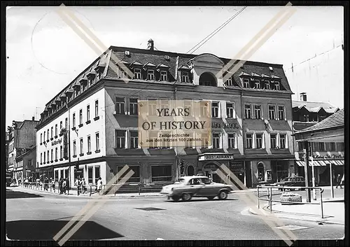 Foto Aue Erzgebirge Sachsen HO Hotel Blauer Engel Straße mit Pkw DDR