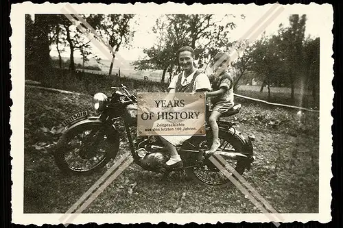 Foto altes Motorrad Krad mit junge Dame und Kind