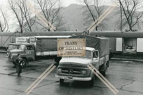 Foto Dortmund 1965 Coop Mercedes LKW verladen am Güterbahnhof